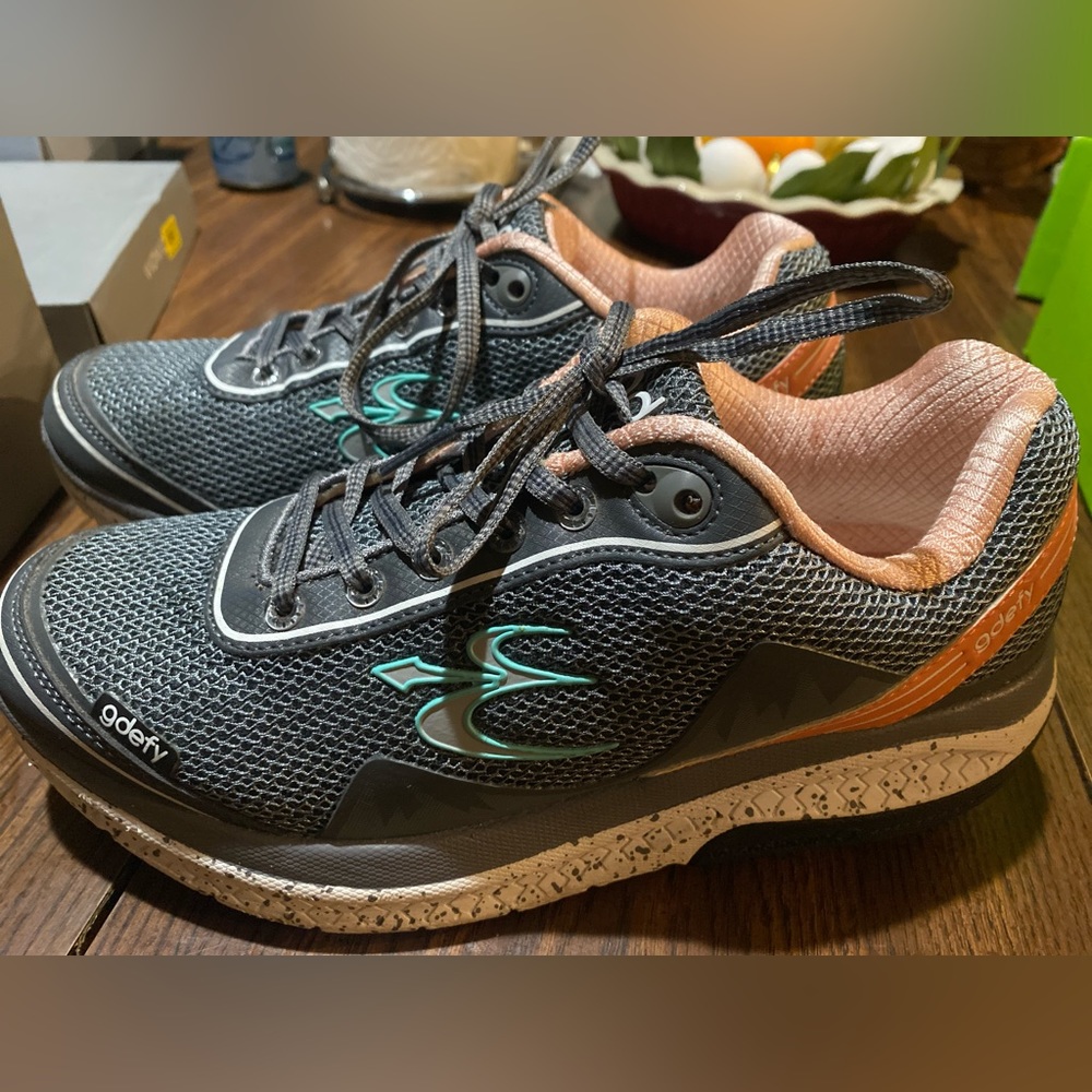 GDEFY RUBBER SHOES SIZE 9 - Picture 2 of 4